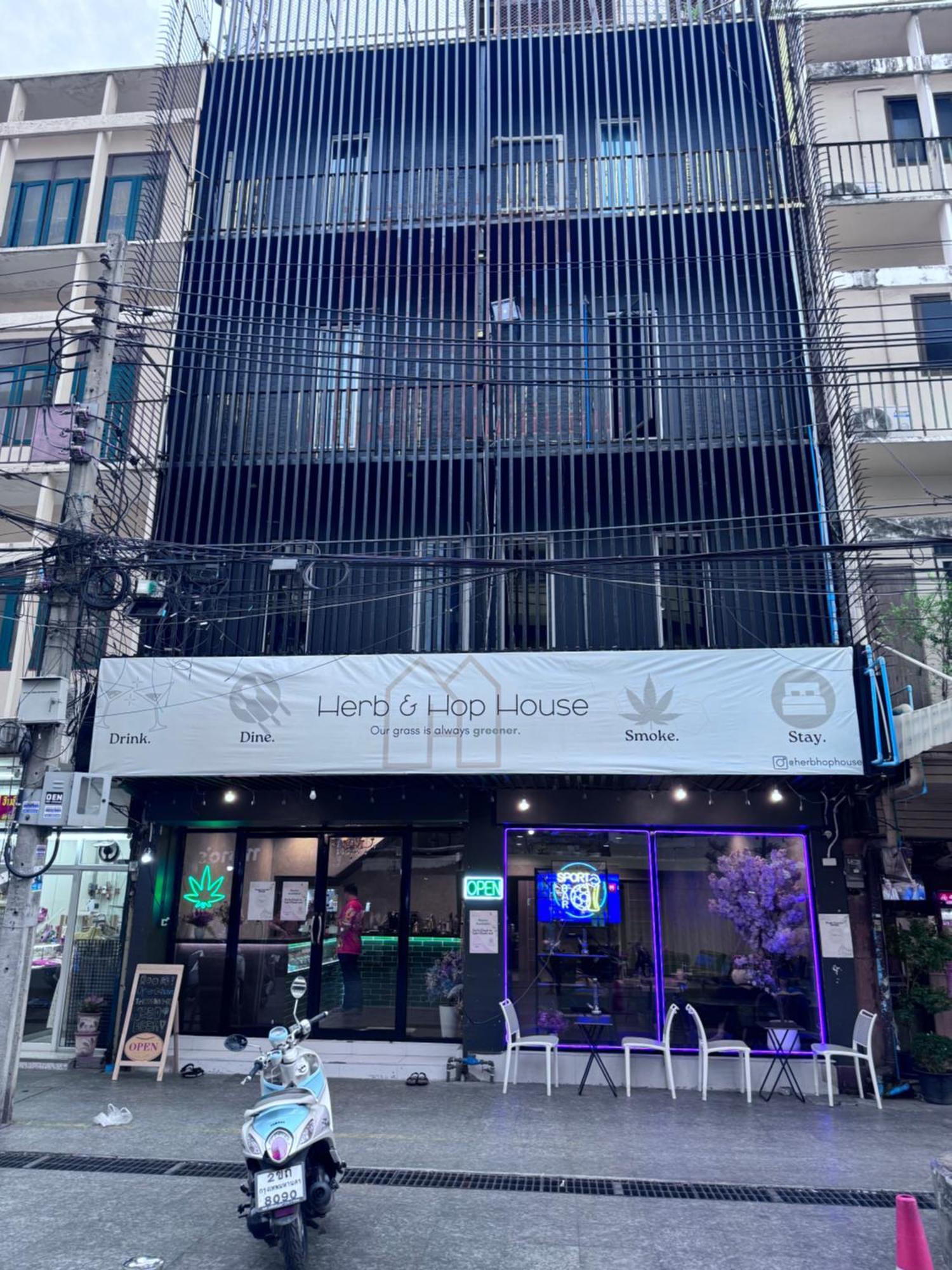 Bud Brew Beyond Dispensary And Hotel Bangkok Eksteriør billede
