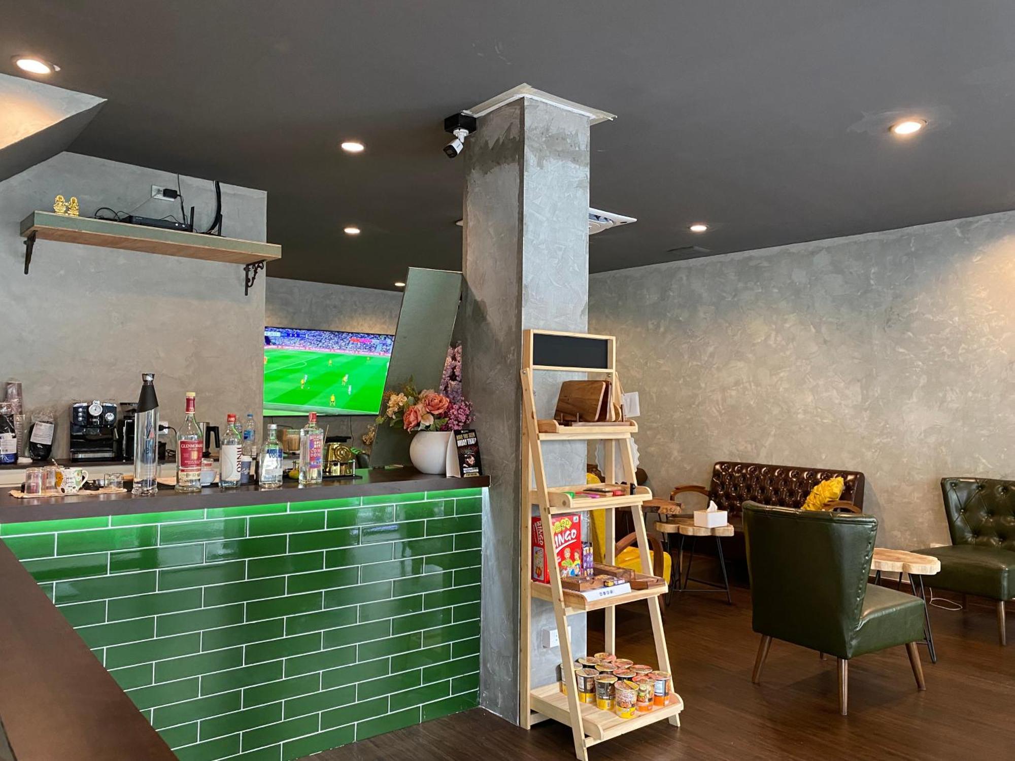 Bud Brew Beyond Dispensary And Hotel Bangkok Eksteriør billede