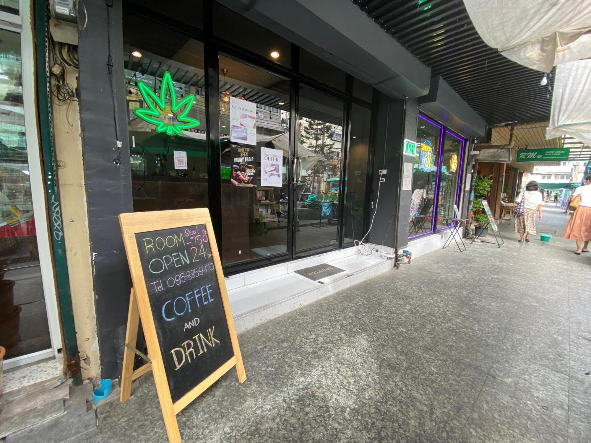 Bud Brew Beyond Dispensary And Hotel Bangkok Eksteriør billede