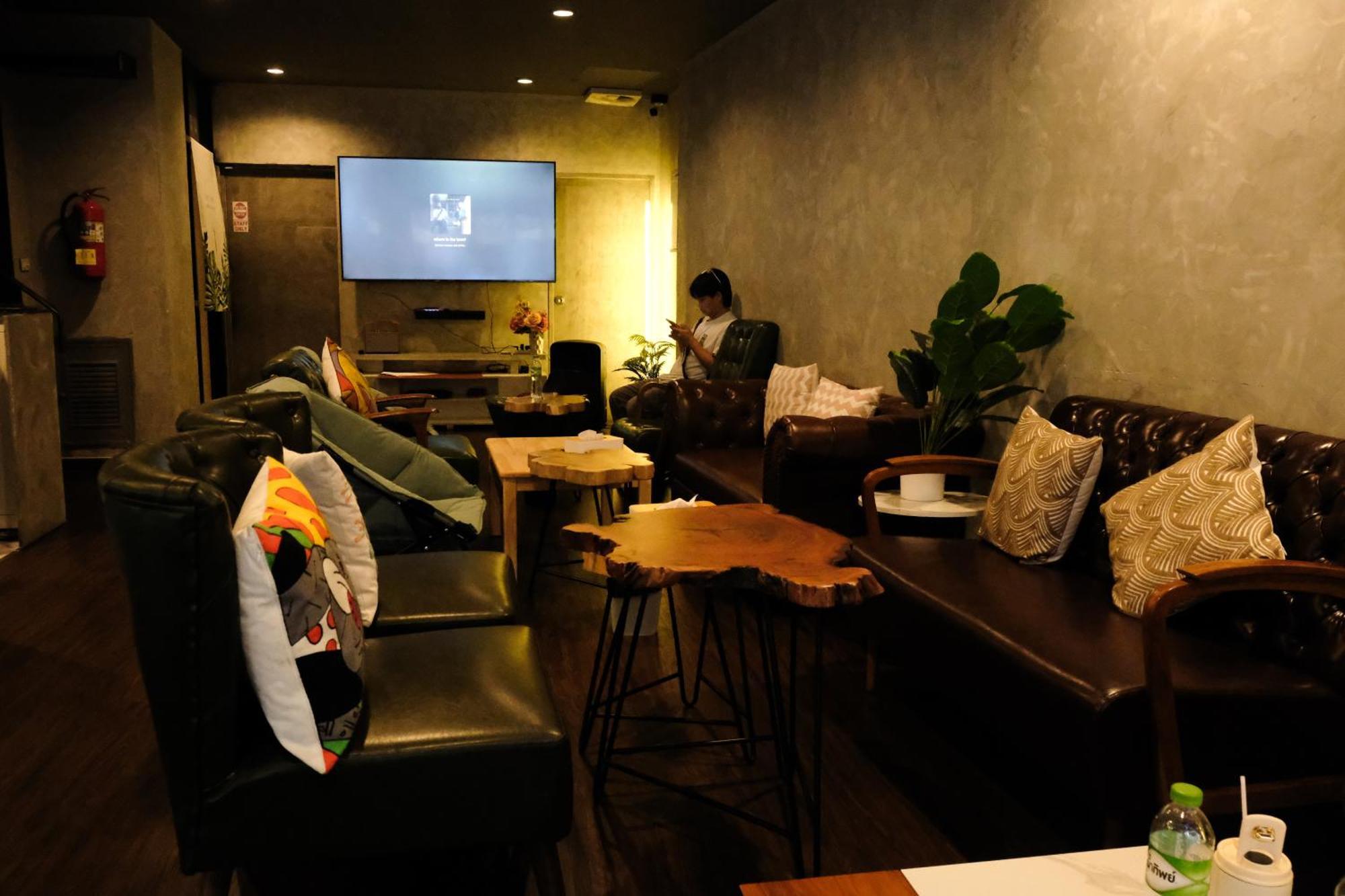 Bud Brew Beyond Dispensary And Hotel Bangkok Eksteriør billede