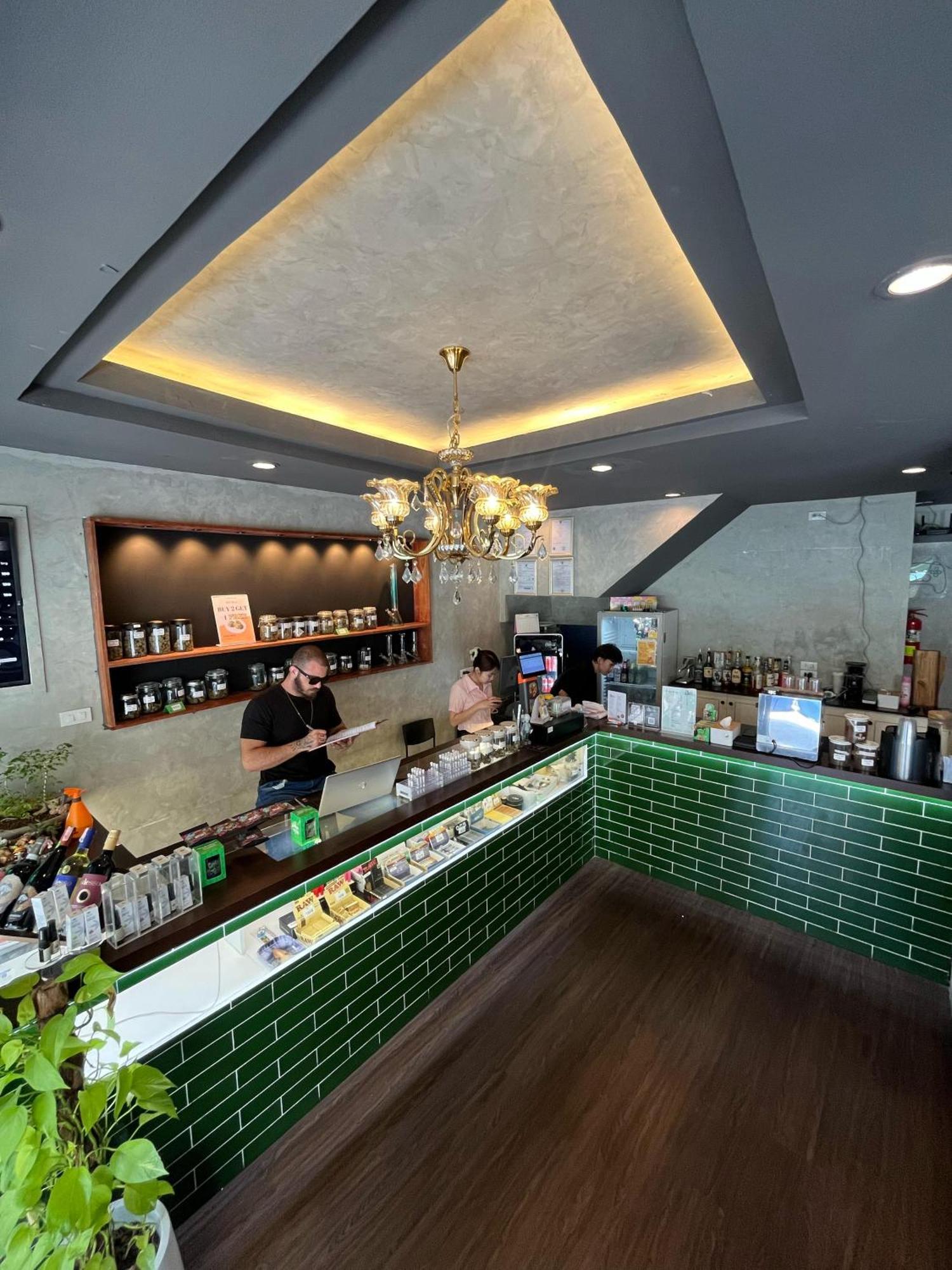 Bud Brew Beyond Dispensary And Hotel Bangkok Eksteriør billede