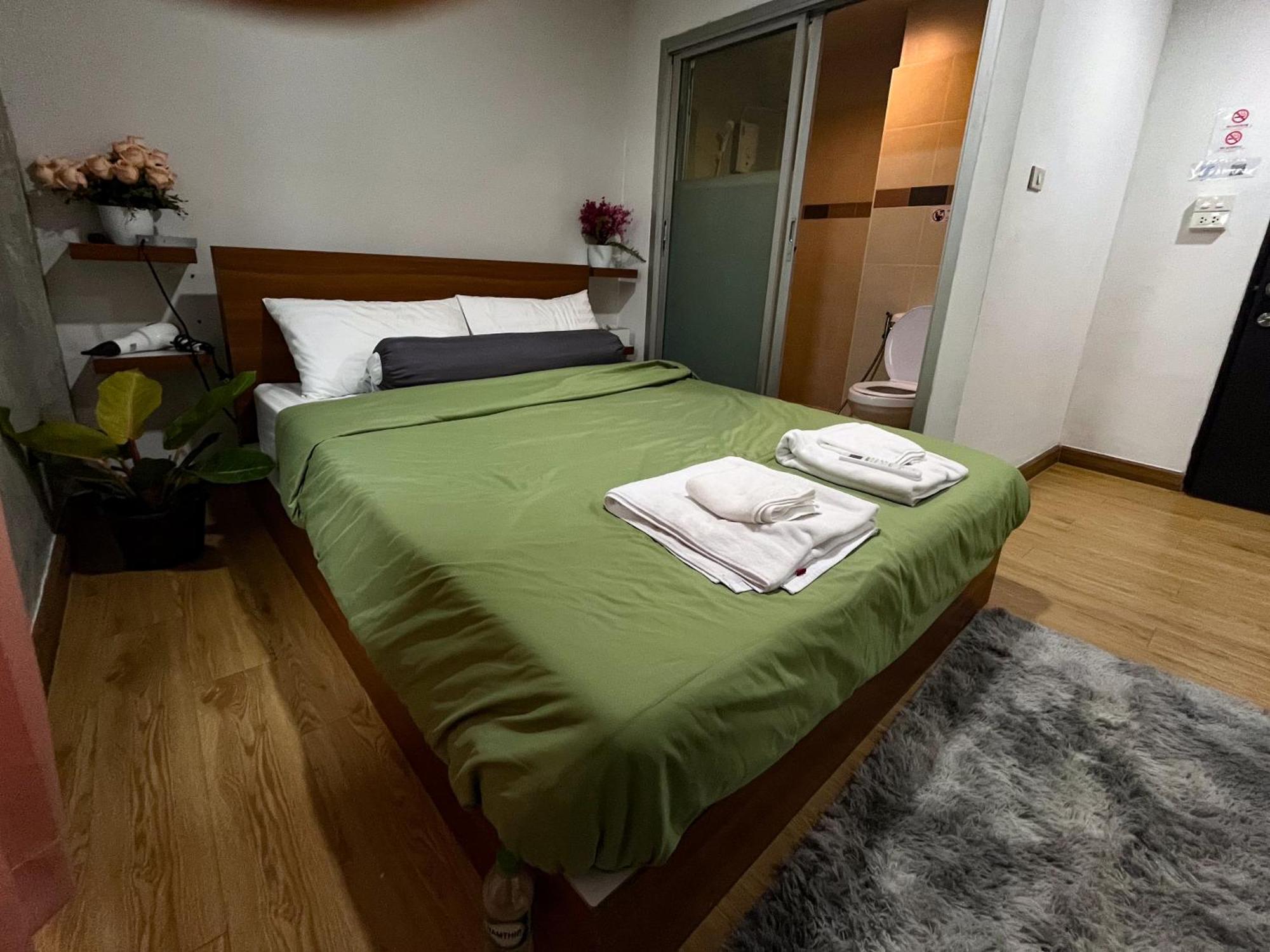 Bud Brew Beyond Dispensary And Hotel Bangkok Eksteriør billede